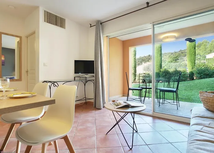 Aparthotel Odalys La Licorne De Haute Provence 4*